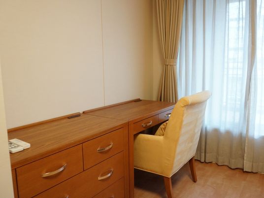 落ち着いた居室の机と椅子