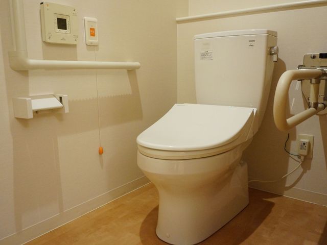 バリアフリートイレ設備 トイレ 安心してご利用いただける、手すり付きの清潔なトイレ空間です。安全と快適性を考慮した設計が施されています。