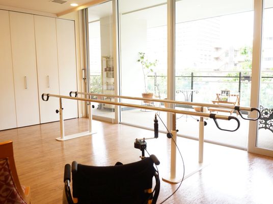 機能訓練用のバーと床