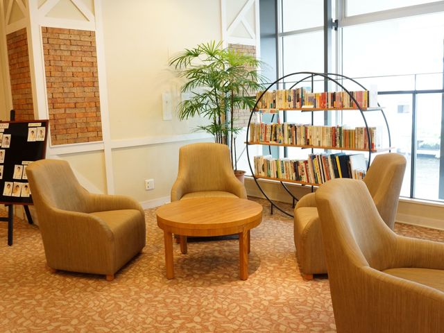 快適な共用ラウンジ 読書スペース ゆったりとした椅子が並ぶリラックスできる空間です。読書やくつろぎのひとときを提供する環境が整っています。