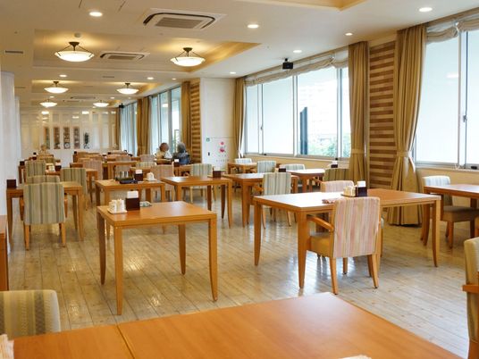 広々した明るい食堂