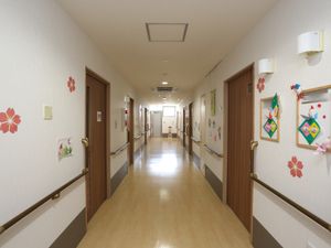 明るく清潔な施設の廊下