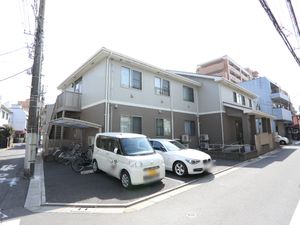 明るい日差しの中庭