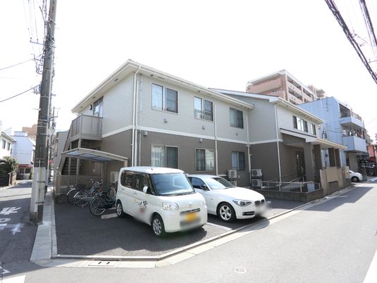 明るい日差しの中庭