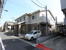 街中に佇む建物外観