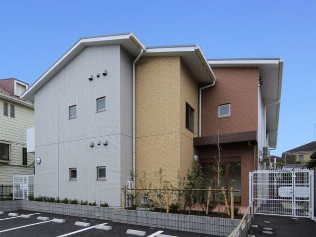 清潔感のある建物外観 外観 整備された外観は、安心して日々をお過ごしいただける空間です。周辺は住宅街に位置しており、静かな環境が広がっています。