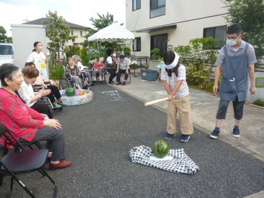笑顔で介助するスタッフ
