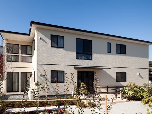 清潔感のある建物外観 外観 清潔感溢れる外観の建物です。庭には手入れの行き届いた植栽があり、訪れる方を温かく迎えてくれます。
