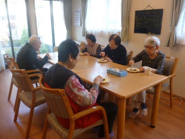 笑顔あふれる食堂 食堂 笑顔で囲む温かな食堂で、一緒にお年寄りの心を満たすお仕事をしませんか。優しさが溢れる場所です。