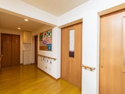 明るい廊下と扉