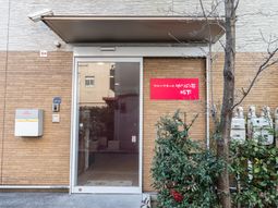 綺麗なエントランスの外観