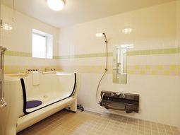 明るい浴室の設備