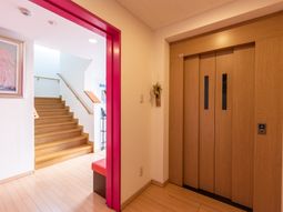 明るい廊下とエレベーター