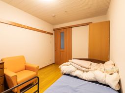 居室のベッドと椅子