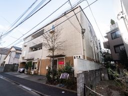 落ち着いた色調の建物外観