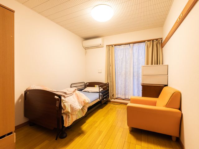 居心地の良い居室空間 居室 温もりのある木目調が特徴の個室です。個人の時間を大切にできる、落ち着いた雰囲気の空間となっております。