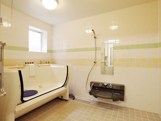 介護浴槽が置いてある施設内の浴室の様子。広めの浴室スペース