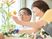 花と触れ合うスタッフと利用者