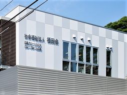 白壁の建物と窓の外観