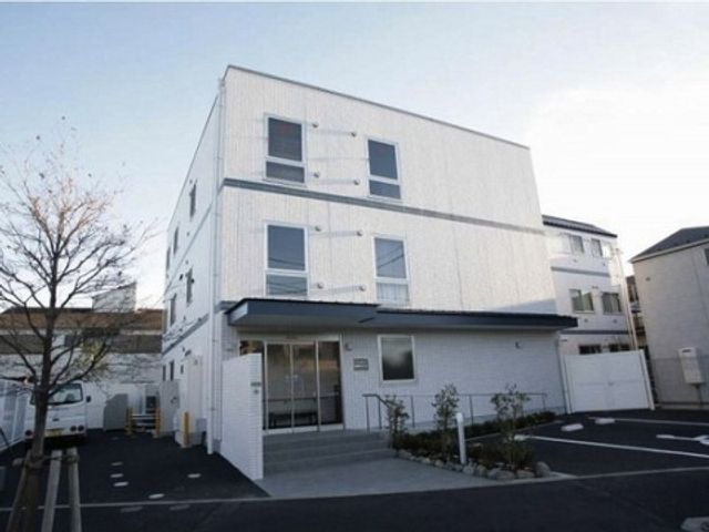 白い建物の外観 外観 白亜の建築が印象的な清潔感のあふれる施設です。周囲に余裕のある駐車スペースも完備しております。