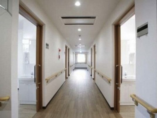 手すり付きの明るい廊下