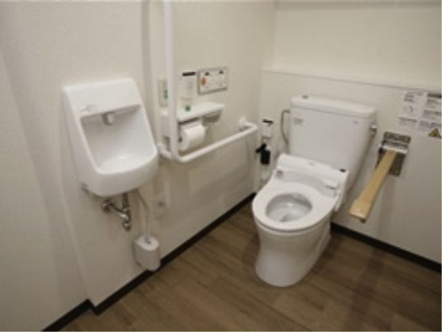 バリアフリー対応トイレ 共有トイレ 手すりが付いた洗練されたトイレです。安全に配慮された設計で、すべての方が快適にご利用いただけます。