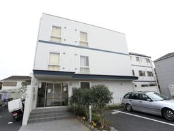 白壁の建物エントランス