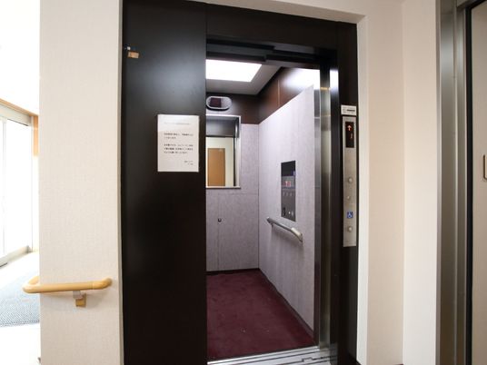 エレベーターの開いた扉