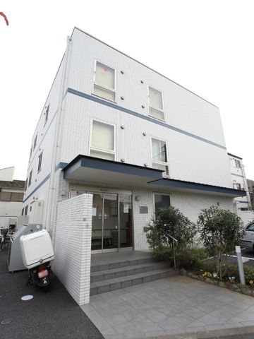 ケア施設の外観 外観 清潔感のあるホワイトの建物に、来る方を温かく迎えるエントランスが備わっています。バリアフリー設計になっており、安心してご勤務いただけます。