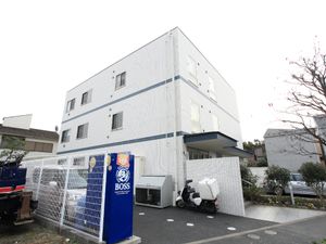 白い壁の建物外観