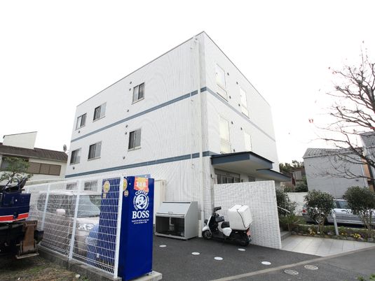 白い壁の建物外観