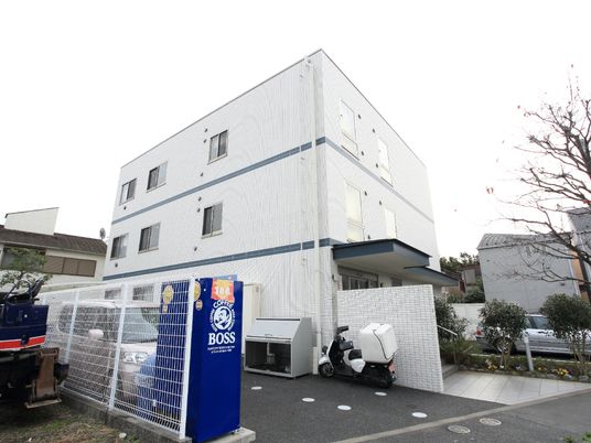 白い壁の建物外観