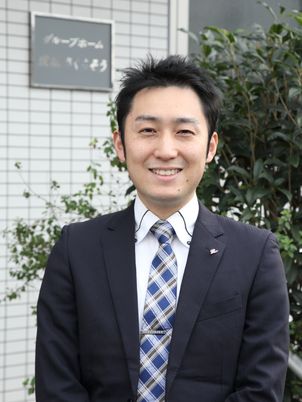 笑顔のスタッフ立ち姿