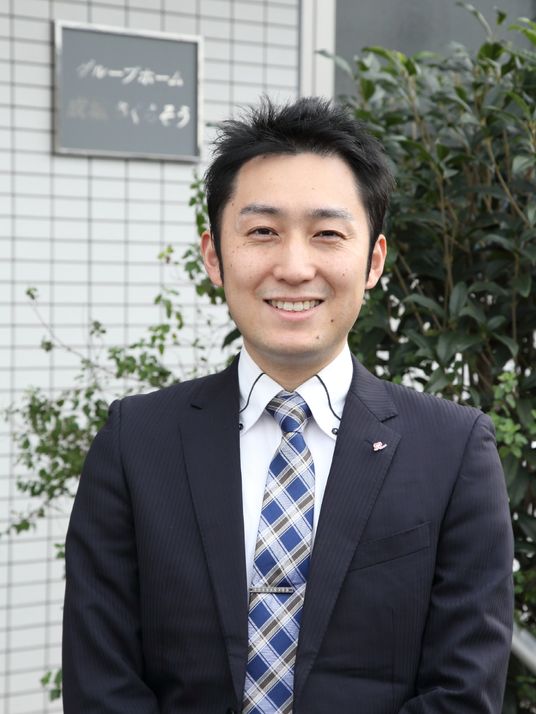 笑顔のスタッフ立ち姿