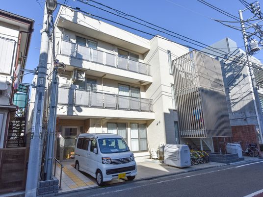都会の多層建物エントランス