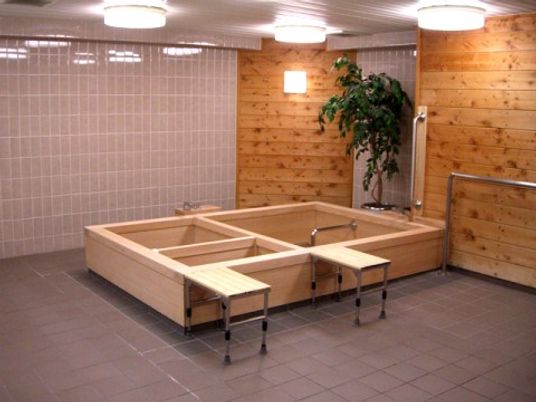 木目調の温かい浴室