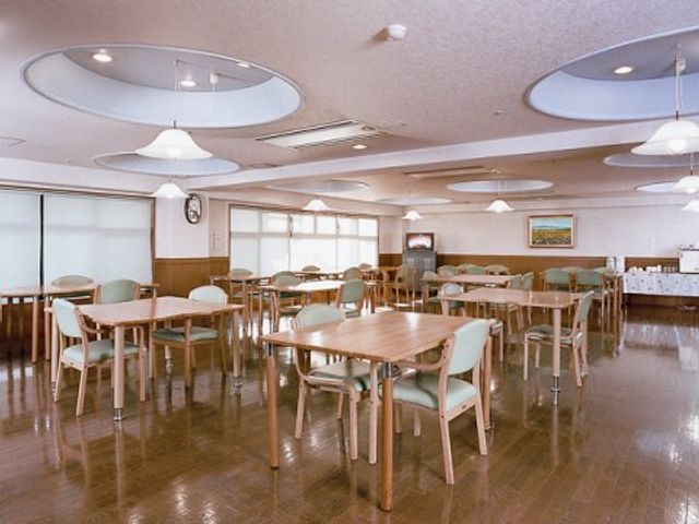広々とした明るい食堂 ダイニング 広々とした明るい食堂では、利用者がゆったりと食事を楽しむことができます。円形の照明が温かみのある雰囲気を演出しています。
