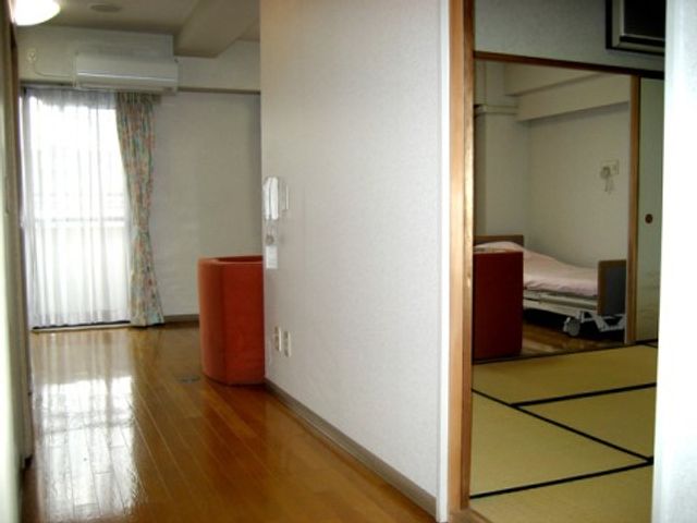 居心地の良い居室 居室 ゆったりとした空間が特徴の居室です。畳エリアと洋室エリアの使い分けができ、心地よい生活を支えます。