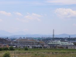 山並みと街並の眺望