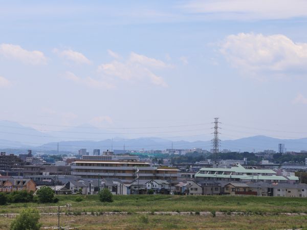 山並みと街並の眺望