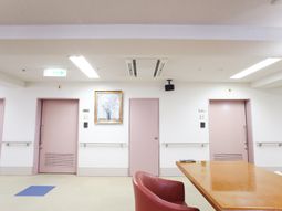 ピンク色のドアが並ぶ廊下