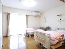 明るい居室の様子