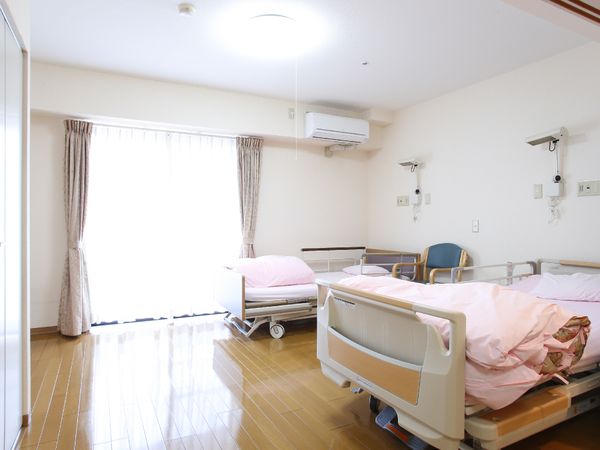 明るい居室の様子