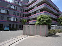 多階層の建物外観