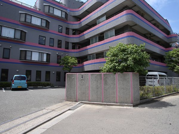 多階層の建物外観