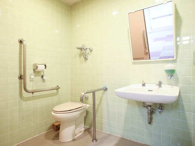 バリアフリーのトイレ設備 トイレ 安全に配慮した手すり付きの清潔なトイレです。快適な利用を支える設計になっております。