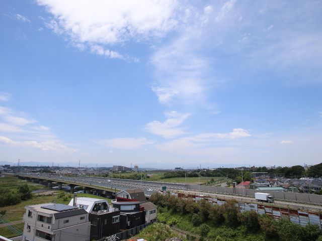都市の景色を望むバルコニー 施設近隣 開放的なバルコニーからは、清々しい風と共に都市のパノラマを眺めることができ、心地よいひとときを過ごせます。