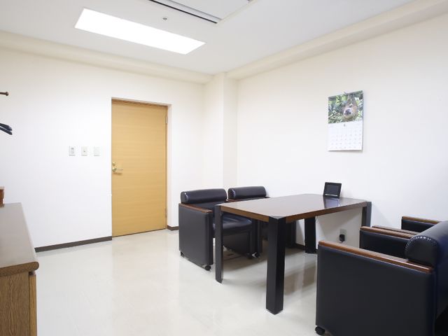 清潔な会議室 共有スペース ゆったりと配置された椅子とテーブルのある明るい空間で、スタッフ同士のコミュニケーションも活発に行われます。