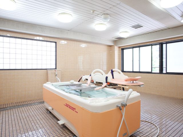 広々とした明るい浴室 浴室 広くて明るい浴室には、バリアフリーの設計が施されており、快適な入浴時間をサポートしています。
