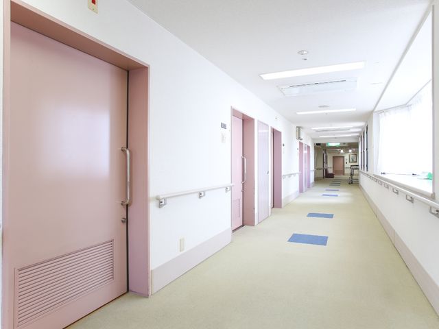 清潔な施設の廊下 廊下 手すりが備えられた明るい廊下は、行き来しやすく安心してご利用いただけます。清潔感があり、気持ちの良い空間作りがされています。